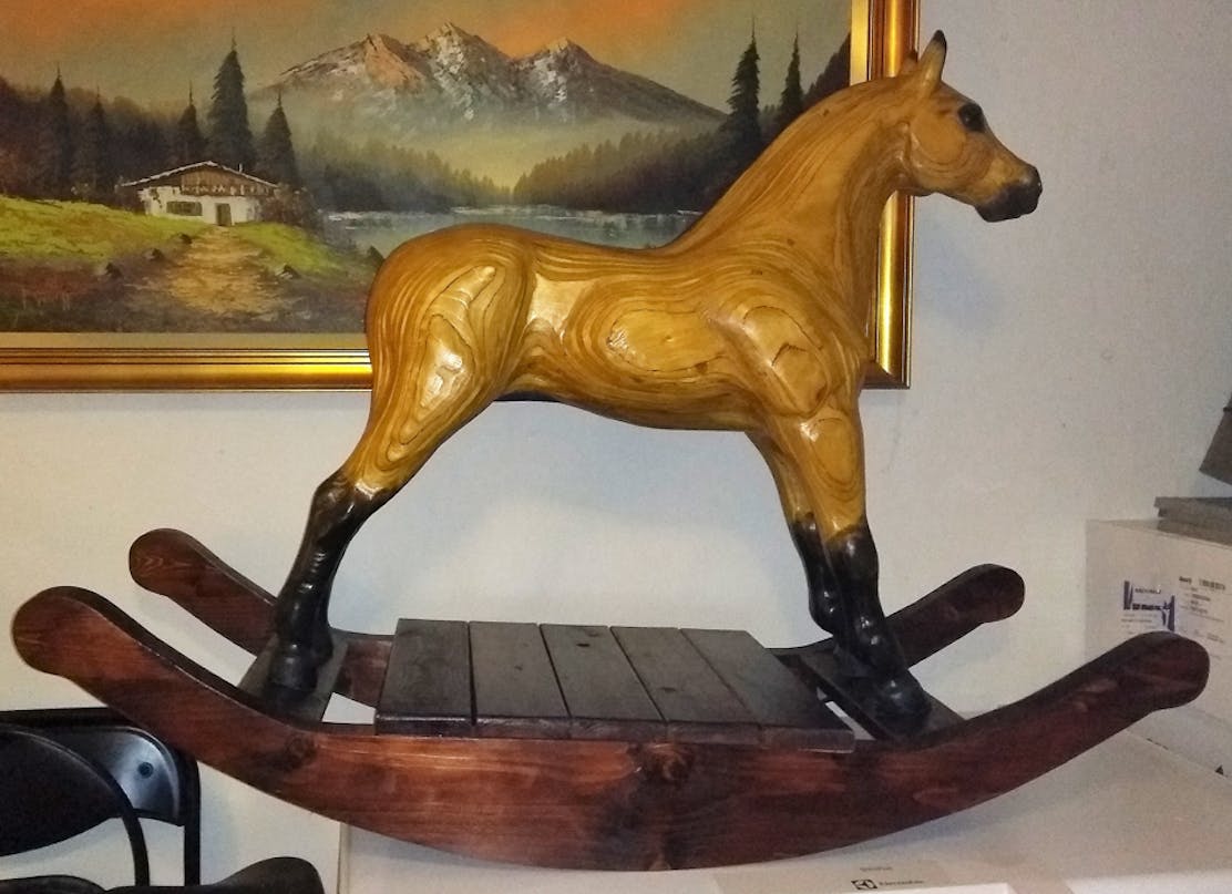 Vanerista rakennettu keinuhevonen syöttötuolilla Vanerista rakennettu keinuhevonen syöttötuolilla